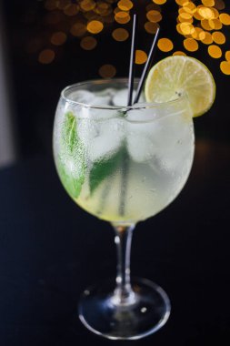 Arka planda taze buzlu meyve suyu, yakın plan.