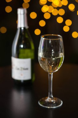 Renkli bar arka planında şarap kadehi