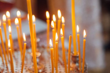 Kilisede mum yakmak.