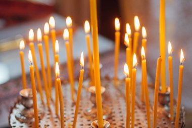Kilisede mum yakmak.