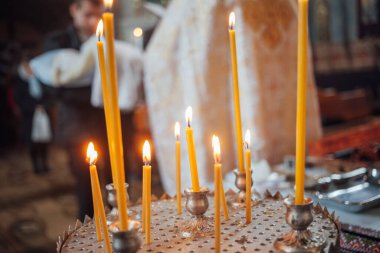 Kilisede mum yakmak.