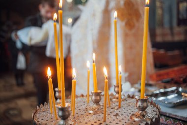 Kilisede mum yakmak.