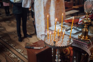 Kilisede mum yakmak.