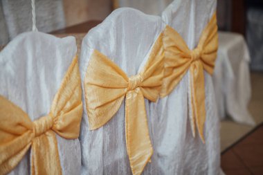 Restoranda sandalyede fiyonklar