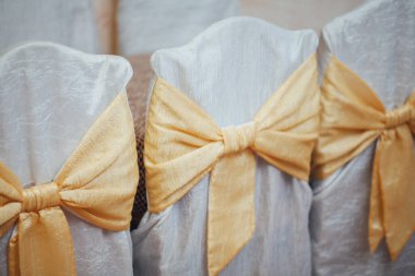 Restoranda sandalyede fiyonklar