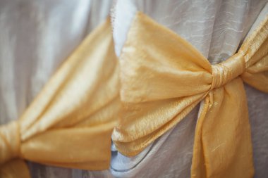 Restoranda sandalyede fiyonklar