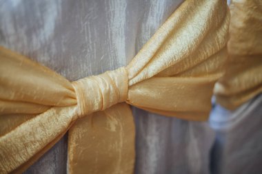 Restoranda sandalyede fiyonklar