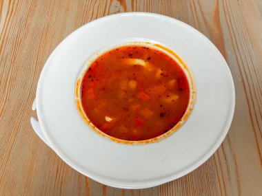 Tahta makarnalı İtalyan sebze çorbası.