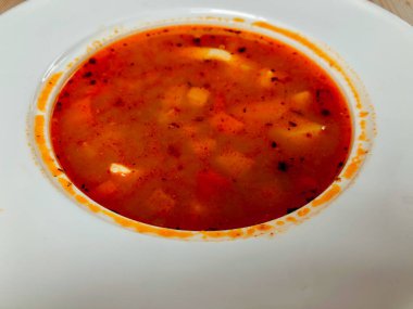 Tahta makarnalı İtalyan sebze çorbası.