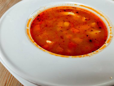 Tahta makarnalı İtalyan sebze çorbası.