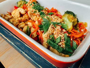 tavada sebze ve Soya soslu tavuk göğsü