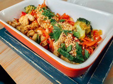 tavada sebze ve Soya soslu tavuk göğsü