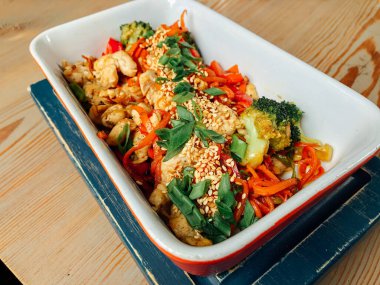 tavada sebze ve Soya soslu tavuk göğsü