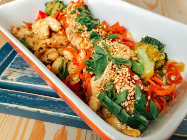 tavada sebze ve Soya soslu tavuk göğsü