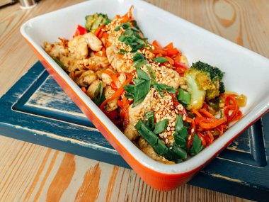 tavada sebze ve Soya soslu tavuk göğsü