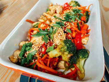 tavada sebze ve Soya soslu tavuk göğsü