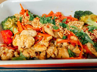 tavada sebze ve Soya soslu tavuk göğsü