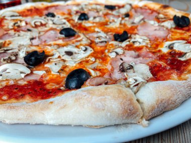 İtalyan hızlı yemek. Jambon ile lezzetli sıcak pizza