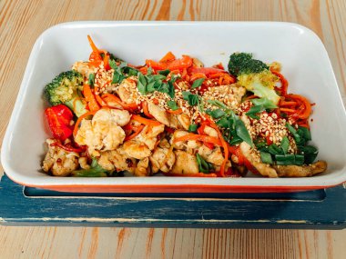 tavada sebze ve Soya soslu tavuk göğsü