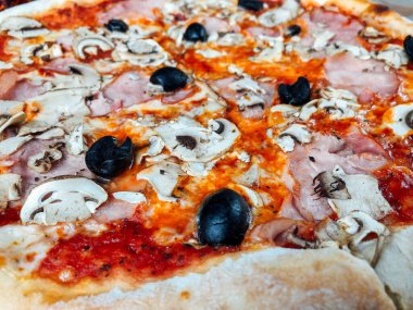 İtalyan hızlı yemek. Jambon ile lezzetli sıcak pizza