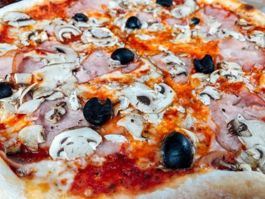 İtalyan hızlı yemek. Jambon ile lezzetli sıcak pizza