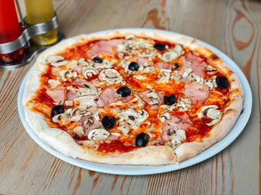 İtalyan hızlı yemek. Jambon ile lezzetli sıcak pizza