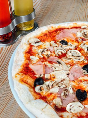İtalyan hızlı yemek. Jambon ile lezzetli sıcak pizza