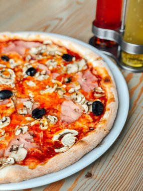 İtalyan hızlı yemek. Jambon ile lezzetli sıcak pizza