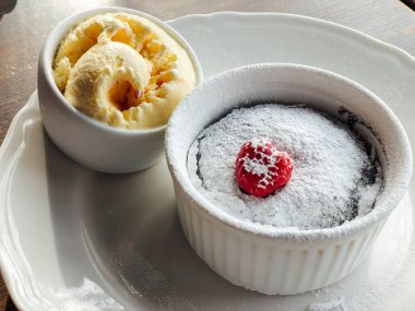 çikolata lav kek dondurma ile ayarla