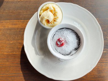 çikolata lav kek dondurma ile ayarla