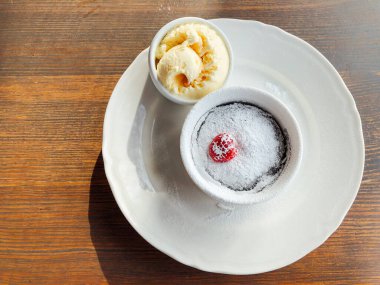 çikolata lav kek dondurma ile ayarla