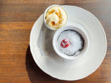 çikolata lav kek dondurma ile ayarla