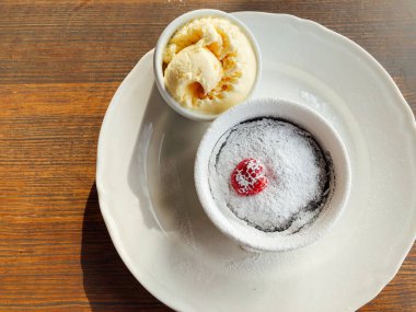 çikolata lav kek dondurma ile ayarla