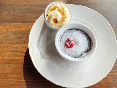 çikolata lav kek dondurma ile ayarla