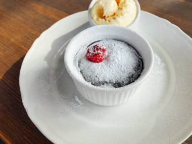 çikolata lav kek dondurma ile ayarla