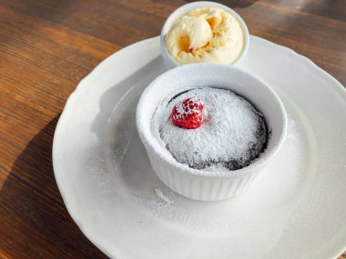 çikolata lav kek dondurma ile ayarla