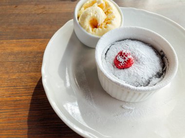 çikolata lav kek dondurma ile ayarla