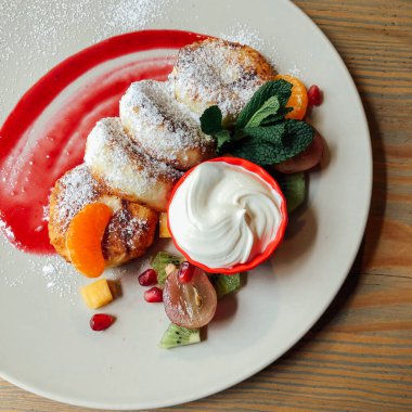 Naneli ve ekşi kremalı peynirli kek. Tatlı nefis.