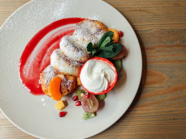 Naneli ve ekşi kremalı peynirli kek. Tatlı nefis.