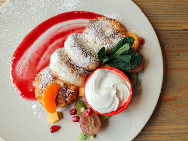 Naneli ve ekşi kremalı peynirli kek. Tatlı nefis.