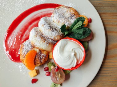 Naneli ve ekşi kremalı peynirli kek. Tatlı nefis.