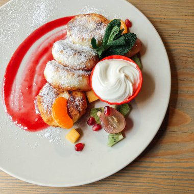 Naneli ve ekşi kremalı peynirli kek. Tatlı nefis.