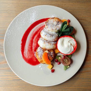 Naneli ve ekşi kremalı peynirli kek. Tatlı nefis.