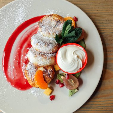 Naneli ve ekşi kremalı peynirli kek. Tatlı nefis.