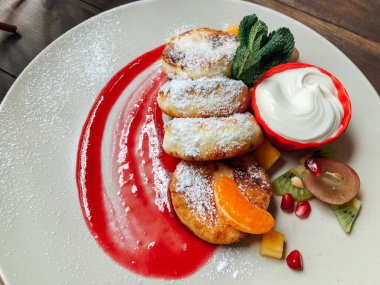 Naneli ve ekşi kremalı peynirli kek. Tatlı nefis.