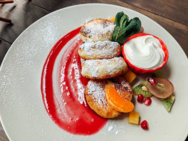 Naneli ve ekşi kremalı peynirli kek. Tatlı nefis.