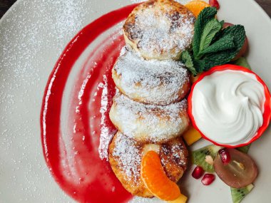 Naneli ve ekşi kremalı peynirli kek. Tatlı nefis.