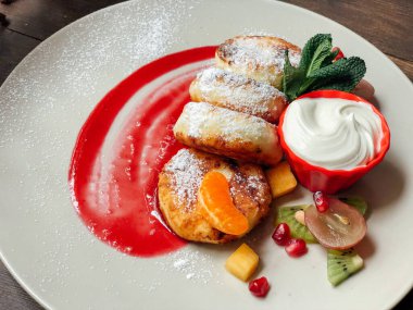 Naneli ve ekşi kremalı peynirli kek. Tatlı nefis.