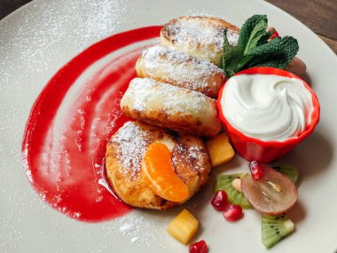 Naneli ve ekşi kremalı peynirli kek. Tatlı nefis.