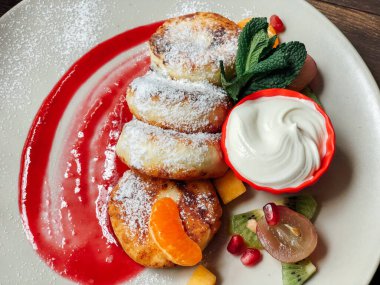 Naneli ve ekşi kremalı peynirli kek. Tatlı nefis.